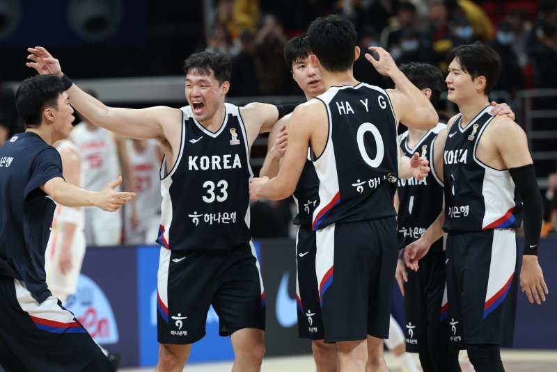 [베이징=신화/뉴시스] 한국 남자 농구대표팀 선수들이 28일 오후(현지 시간) 중국 베이징에서 열린 2027 국제농구연맹(FIBA) 월드컵 아시아 예선 1라운드 B조 원정 1차전 중국과 한국의 경기에서 80-76 승리를 거둔 후 기뻐하고 있다.이날 승리를 거둔 한국 남자 농구 대표팀은 내달 1일 원주 DB프로미 아레나에서 중국과 2차전을 갖는다.2025.11.29.