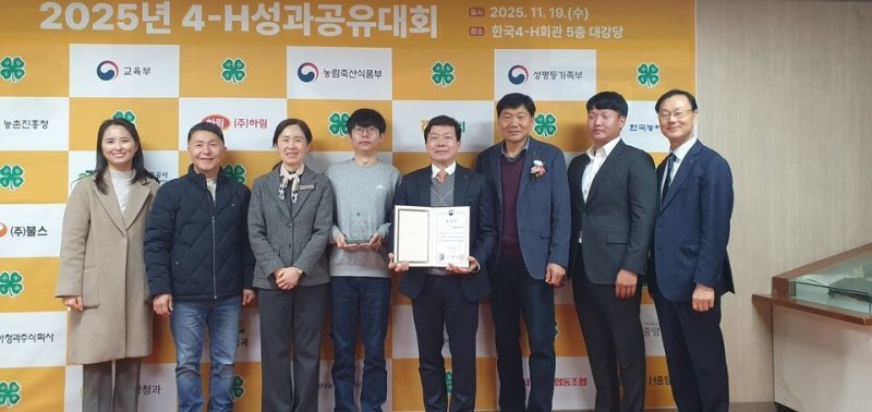 함평영화학교 4-H 소속 교사와 학생들이 기념사진을 찍고 있다. (전남도교육청 제공, 재판매 및 DB 금지)/뉴스1
