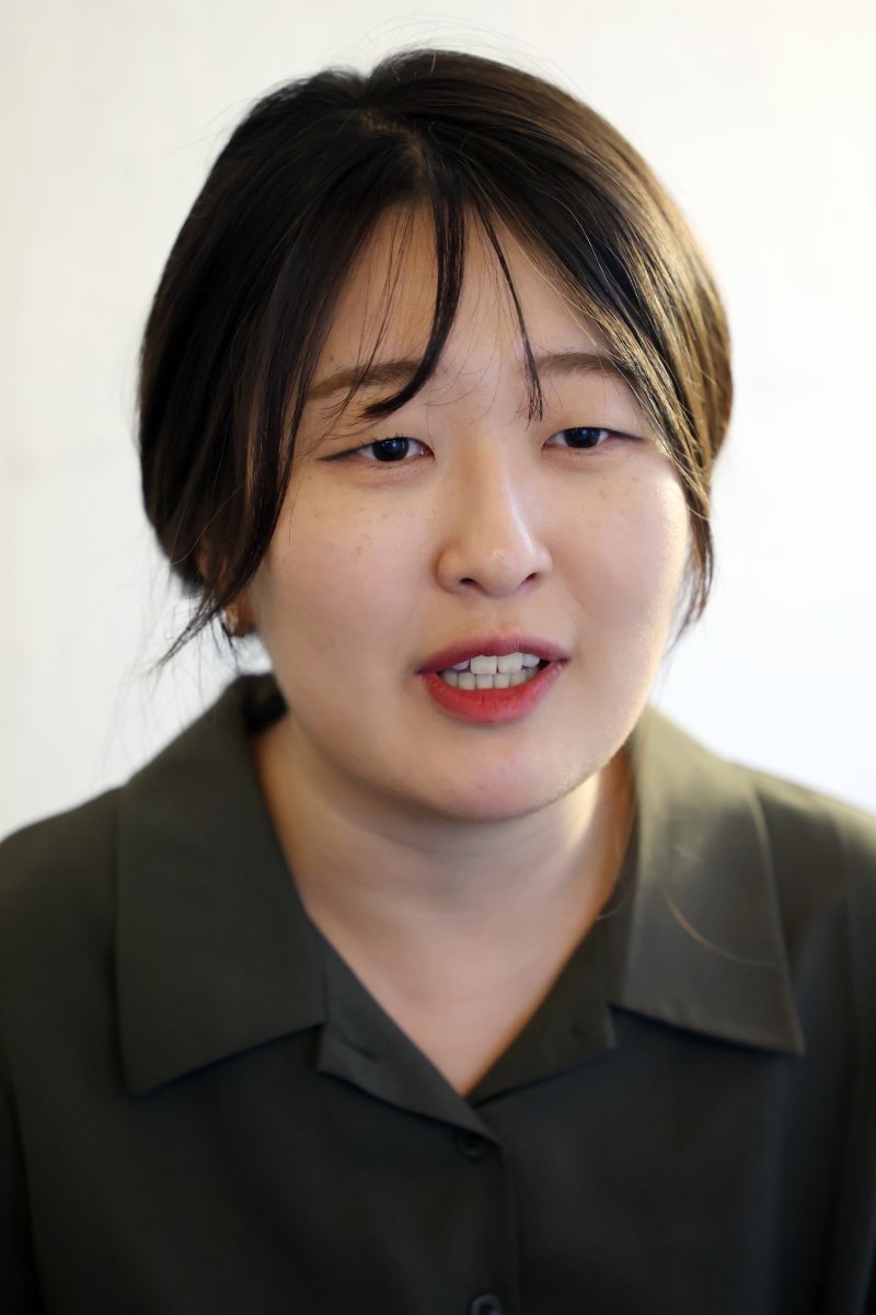 [서울=뉴시스] 박진희 기자 = 뮤지컬 '조선의 복서' 작곡가 서진영이 지난 25일 서울 종로구 한 카페에서 인터뷰 하고 있다. 창작 뮤지컬 '조선의 복서'는 한양대학교가 주관한 '2023 콘텐츠 창의인재동반사업' 창작 뮤지컬 멘토링 프로그램을 통해 개발됐으며, 한국뮤지컬협회 주관 ‘2024 뮤지컬 융합 창작랩(MU:LAB) 쇼케이스’를 통해 가능성을 보여주었다. 2025.11.30. pak7130@newsis.com