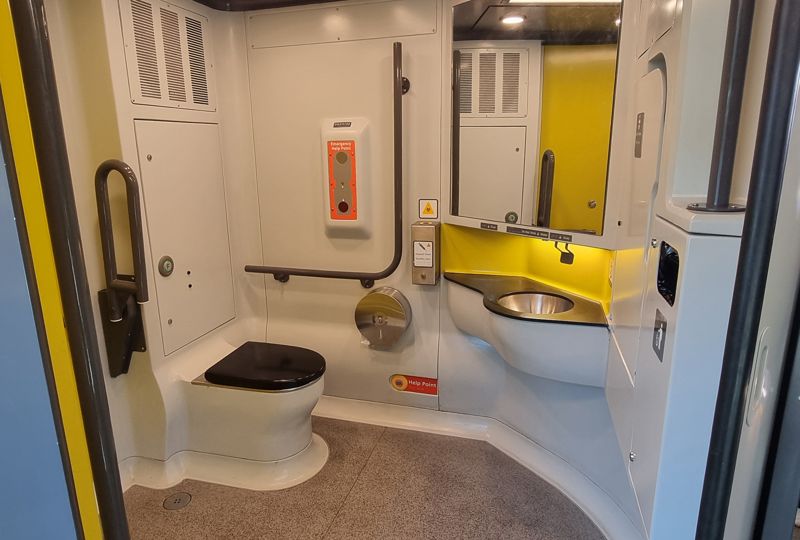 현대로템이 제작한 호주 NIF 2층 전동차 내에 설치된 장애인용 화장실. 휠체어가 들어갈 수 있고, 휠체어 높이에 맞춘 세면대, 응급콜 버튼 등이 위치해 배려가 돋보인다. 사진=김동호 기자