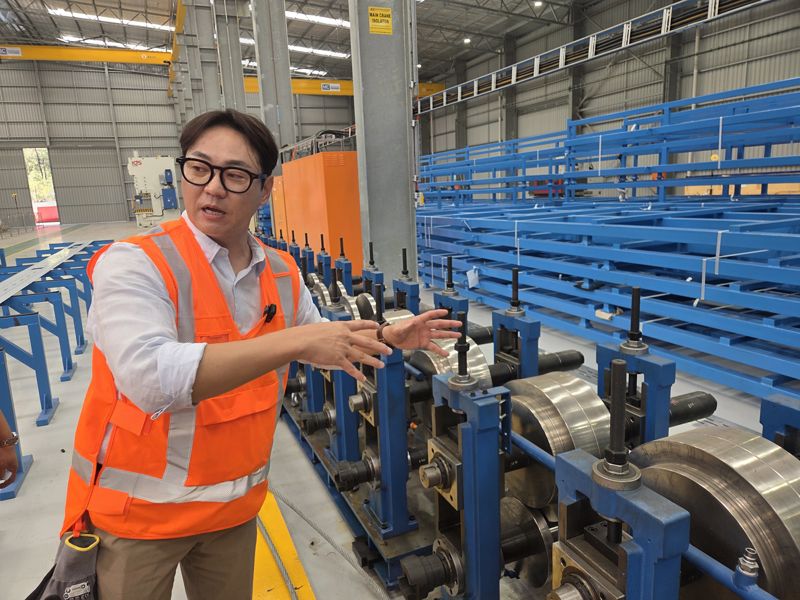 호주 메리보로 QTMP 자제 단품공장에서 이승호 현대로템 아태PM팀 책임매니저가 롤포밍 기술을 설명하고 있다. 사진=김동호 기자