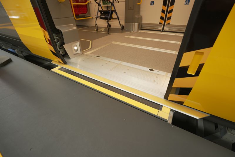 호주 메리보노 QTMP 전동차에 호주 최초로 적용된 '갭 필러' 기술. 승강장과 전동차 사이 공간을 메워 교통약자들의 안전한 승하차를 돕는다. 현대로템 제공