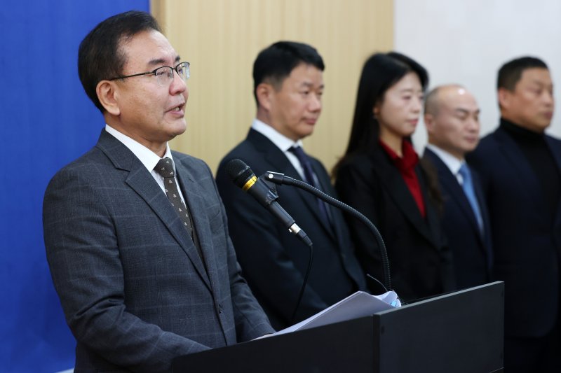 [서울=뉴시스] 조성우 기자 = 순직 해병 특검팀을 이끄는 이명현 특별검사가 지난 28일 오전 서울 서초구 특검 사무실에서 종합 수사 결과를 발표하고 있다. 2025.11.28. xconfind@newsis.com