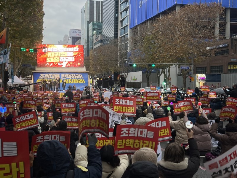 '계엄 1년' 앞 곳곳 집회…"내란특별재판부" vs "온리 尹" (출처=연합뉴스)