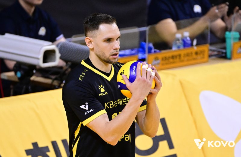 [서울=뉴시스] 남자 프로배구 KB손해보험 비예나가 29일 경기 의정부 경민대 체육관에서 열린 진에어 2025~2026 V-리그 남자부 현대캐피탈과의 경기에서 서브를 준비하고 있다. (사진=KOVO 제공) 2025.11.29.