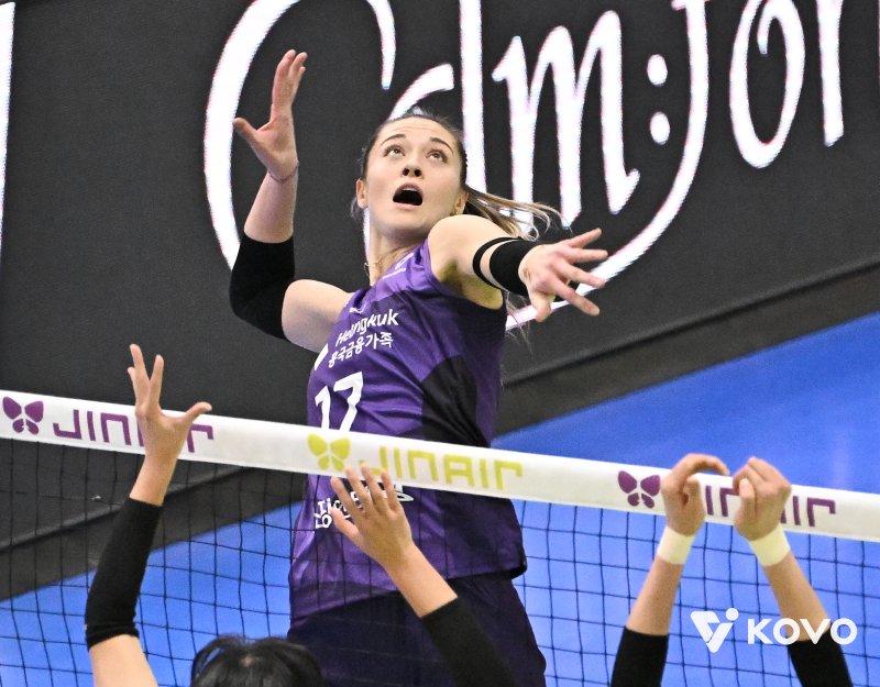[서울=뉴시스] 여자 프로배구 흥국생명 레베카가 29일 수원체육관에서 열린 진에어 2025~2026 V-리그 여자부 현대건설과의 경기에서 공격을 시도하고 있다. (사진=KOVO 제공) 2025.11.29.