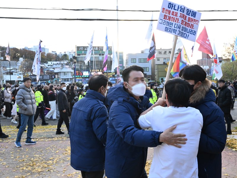[광주=뉴시스] 이현행 기자 = 29일 오후 광주 동구 금남로 일대에서 제4회 광주 퀴어문화축제가 열리고 있는 가운데 한 시민이 축제 반대를 외치고 있다. 2025.11.29. lhh@newsis.com