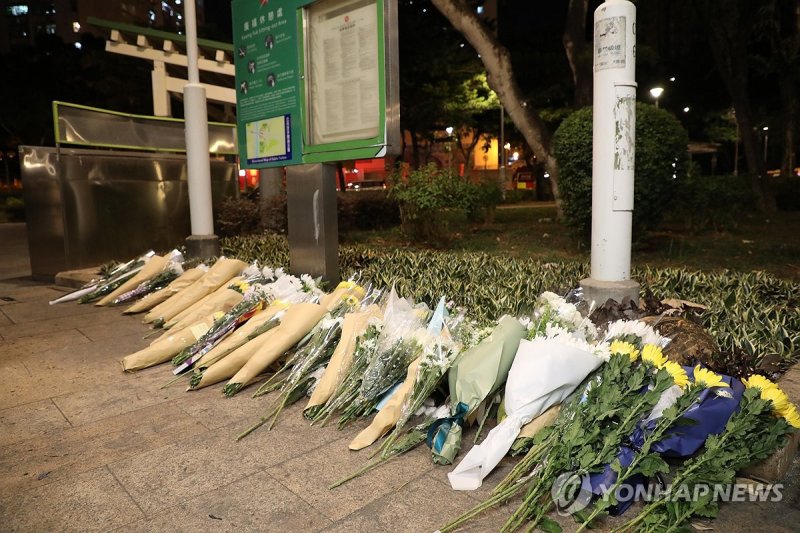 홍콩 화재 피해자를 추모하기 위해 놓인 꽃다발 (출처=연합뉴스)