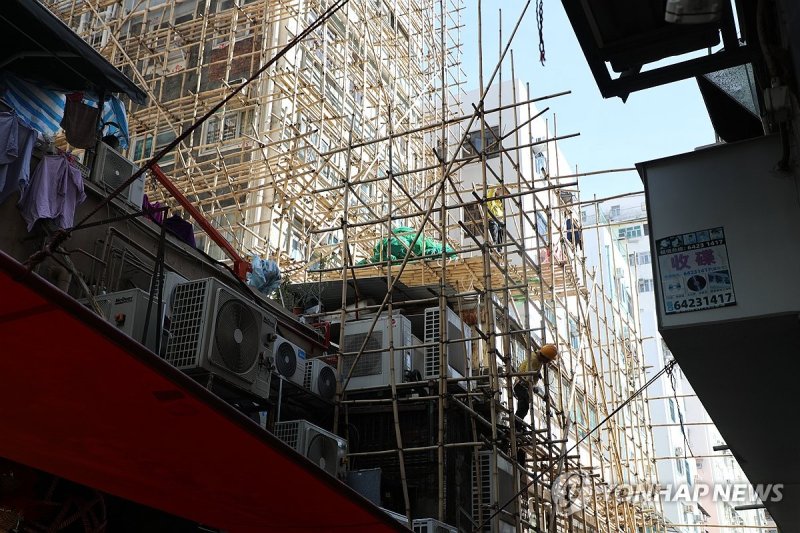홍콩 건물 리모델링 현장의 대나무 비계 (출처=연합뉴스)