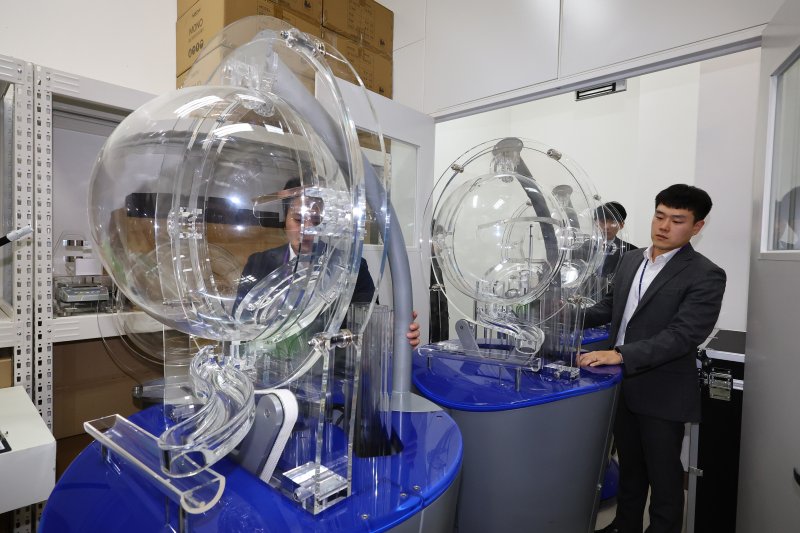 [서울=뉴시스] 황준선 기자 = 29일 오후 서울 마포구 MBC 경영센터 내 스튜디오에서 관계자들이 대국민 로또 6/45 추첨 공개방송 '645 데이'를 위해 추첨 장비를 옮기고 있다. 로또복권 추첨 과정의 공정성과 투명성을 알리기 위해 기획재정부 복권위원회 동행복권이 초청한 참관인 100명은 이날 추첨기 점검과 리허설, 추첨 생방송 등 추첨 절차의 전 과정을 참관한다. 2025.11.29. hwang@newsis.com