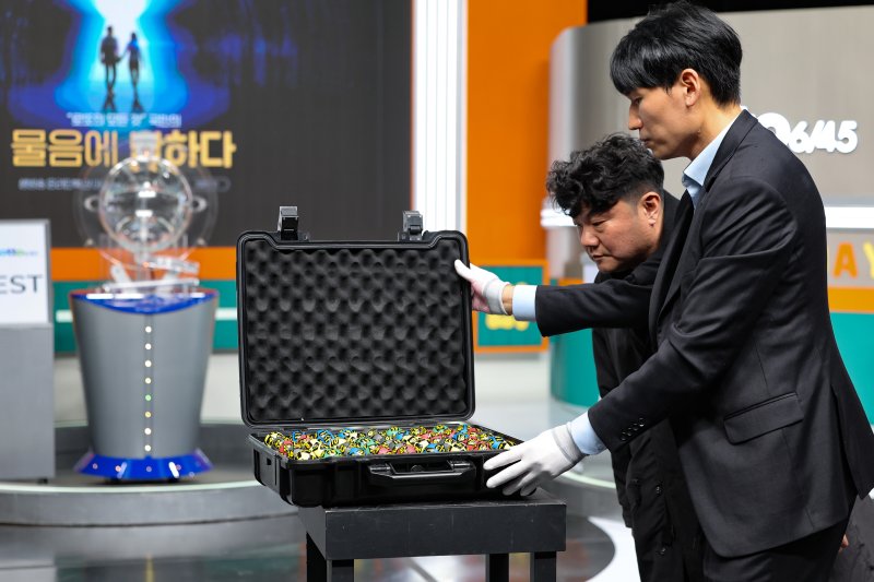 [서울=뉴시스] 황준선 기자 = 29일 오후 서울 마포구 MBC 경영센터 내 스튜디오에서 관계자들이 대국민 로또 6/45 추첨 공개방송 '645 데이'에 사용될 추첨볼을 개봉하고 있다. 로또복권 추첨 과정의 공정성과 투명성을 알리기 위해 기획재정부 복권위원회 동행복권이 초청한 참관인 100명은 이날 추첨기 점검과 리허설, 추첨 생방송 등 추첨 절차의 전 과정을 참관한다. 2025.11.29. hwang@newsis.com