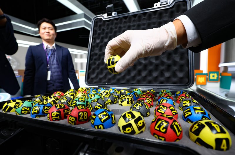 [서울=뉴시스] 황준선 기자 = 29일 오후 서울 마포구 MBC 경영센터 내 스튜디오에서 관계자들이 대국민 로또 6/45 추첨 공개방송 '645 데이'에 사용될 추첨볼을 살펴보고 있다. 로또복권 추첨 과정의 공정성과 투명성을 알리기 위해 기획재정부 복권위원회 동행복권이 초청한 참관인 100명은 이날 추첨기 점검과 리허설, 추첨 생방송 등 추첨 절차의 전 과정을 참관한다. 2025.11.29. hwang@newsis.com
