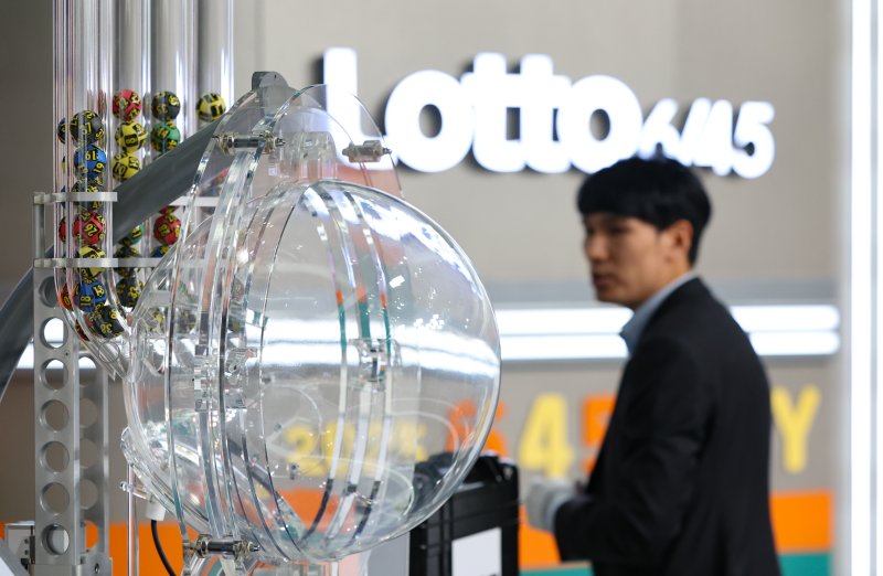 [서울=뉴시스] 황준선 기자 = 29일 오후 서울 마포구 MBC 경영센터 내 스튜디오에서 관계자가 대국민 로또 6/45 추첨 공개방송 '645 데이'를 위해 추첨기를 점검하고 있다. 로또복권 추첨 과정의 공정성과 투명성을 알리기 위해 기획재정부 복권위원회 동행복권이 초청한 참관인 100명은 이날 추첨기 점검과 리허설, 추첨 생방송 등 추첨 절차의 전 과정을 참관한다. 2025.11.29. hwang@newsis.com