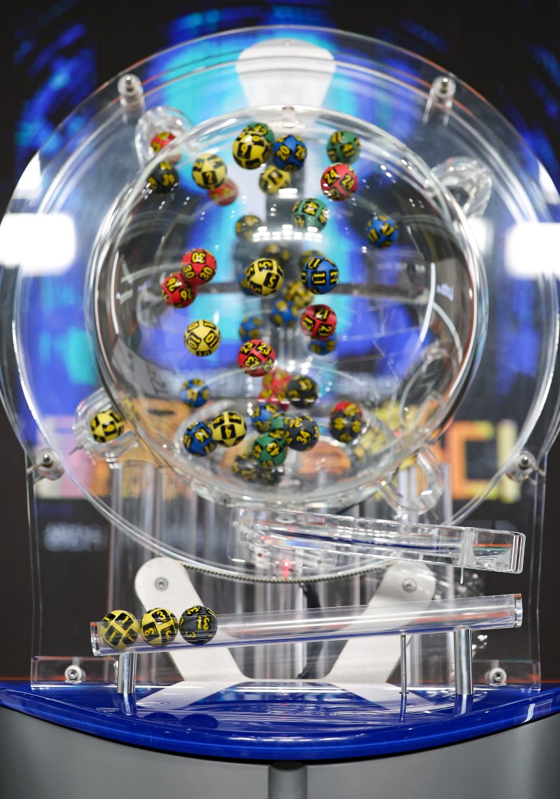 [서울=뉴시스] 황준선 기자 = 29일 오후 서울 마포구 MBC 경영센터 내 스튜디오에서 열린 대국민 로또 6/45 추첨 공개방송 '645 데이'에서 추첨 시연이 되고 있다 . 로또복권 추첨 과정의 공정성과 투명성을 알리기 위해 기획재정부 복권위원회 동행복권이 초청한 참관인 100명은 이날 추첨기 점검과 리허설, 추첨 생방송 등 추첨 절차의 전 과정을 참관한다. 2025.11.29. hwang@newsis.com