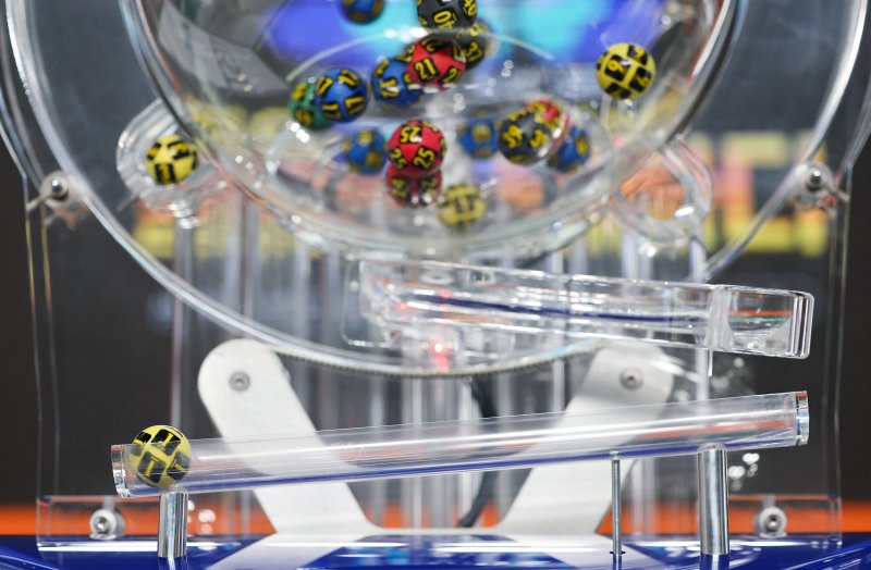 [서울=뉴시스] 황준선 기자 = 29일 오후 서울 마포구 MBC 경영센터 내 스튜디오에서 열린 대국민 로또 6/45 추첨 공개방송 '645 데이'에서 추첨 시연이 되고 있다 . 로또복권 추첨 과정의 공정성과 투명성을 알리기 위해 기획재정부 복권위원회 동행복권이 초청한 참관인 100명은 이날 추첨기 점검과 리허설, 추첨 생방송 등 추첨 절차의 전 과정을 참관한다. 2025.11.29. hwang@newsis.com