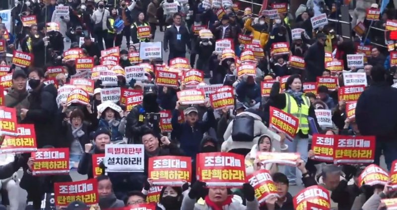 [서울=뉴시스] 29일 촛불행동은 서초구 대법원 인근에서 사법부 규탄 집회를 열었다. (사진=촛불행동 유튜브 갈무리) photo@newsis.com *재판매 및 DB 금지