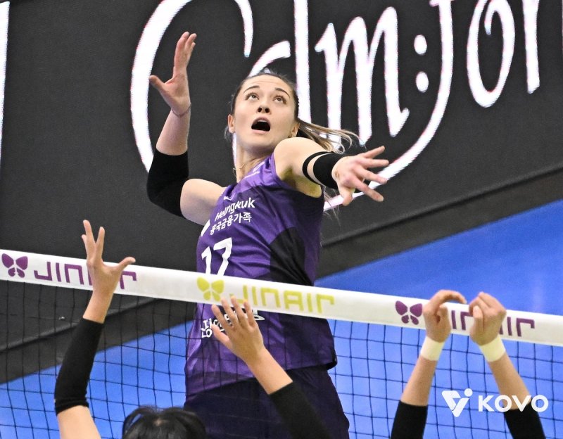 스파이크하는 흥국생명의 레베카 (출처=연합뉴스)