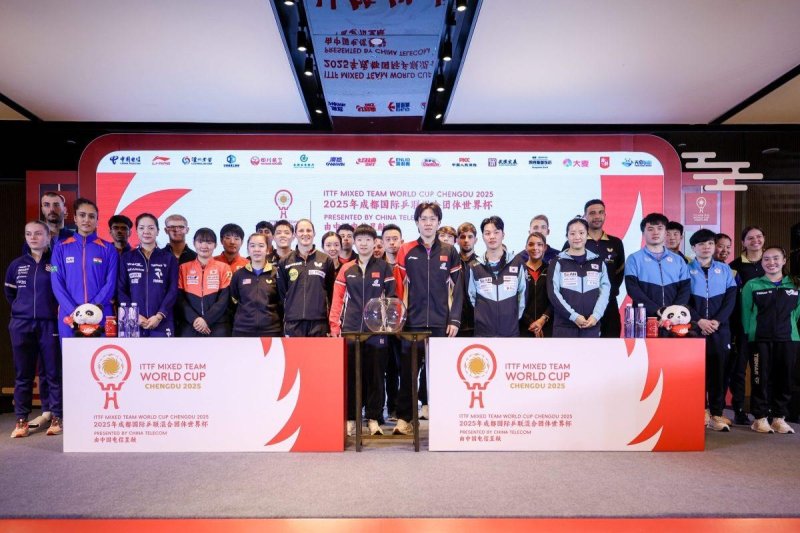 혼성단체 월드컵 조 추첨식에 참석한 신유빈(앞줄 오른쪽에서 4번째) (출처=연합뉴스)