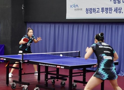 훈련하는 신유빈(왼쪽)과 김나영 (출처=연합뉴스)