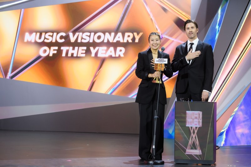 2025 마마 어워즈에서 상을 받은 '케이팝 데몬 헌터스' 제작진 (출처=연합뉴스)