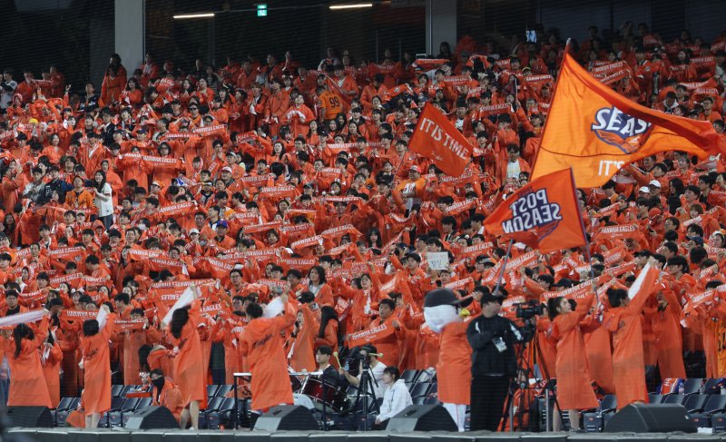 대전 중구 한화생명볼파크에서 열린 2025 KBO 포스트시즌 플레이오프 5차전 삼성 라이온즈와 한화 이글스의 경기, 한화 팬들이 응원전을 펼치고 있다. 2025.10.24. hwang@newsis.com /사진=뉴시스