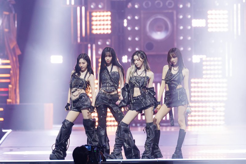 에스파가 29일(현지시각) 오후 홍콩 카이탁 스타디움에서 열린 대중음악 시상식 '2025 마마 어워즈'(2025 MAMA AWARDS)에서 에너지 넘치는 공연을 선보이고 있다. (CJ ENM 제공. 재판매 및 DB금지) 2025.11.30/뉴스1 ⓒ News1 권현진 기자