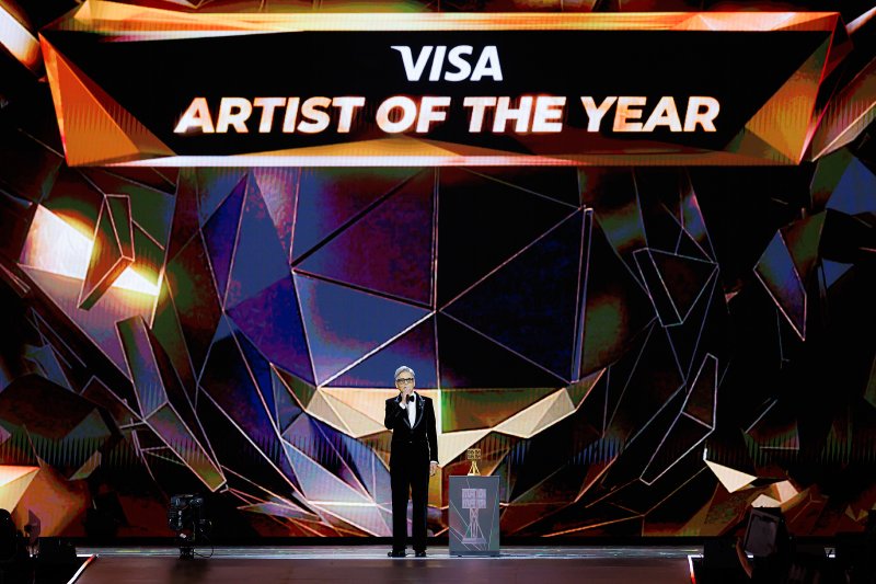 배우 저우룬파(주윤발)가 29일(현지시각) 오후 홍콩 카이탁 스타디움에서 열린 대중음악 시상식 '2025 마마 어워즈'(2025 MAMA AWARDS)에서 홍콩 아파트 화재 희생자들을 추모하고 있다. (CJ ENM 제공. 재판매 및 DB금지) 2025.11.30/뉴스1 ⓒ News1 권현진 기자