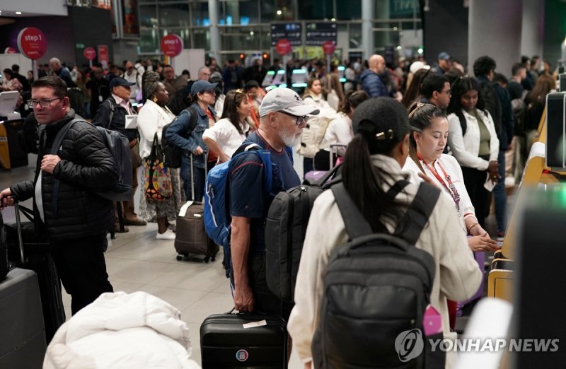 28일(현지시간) 여행객들로 붐비는 콜롬비아 보고타 공항.아비앙카 항공 에어버스 A320 리콜 사태로 여객기 70%가 영향을 받았다고 밝혔다. (출처=연합뉴스)