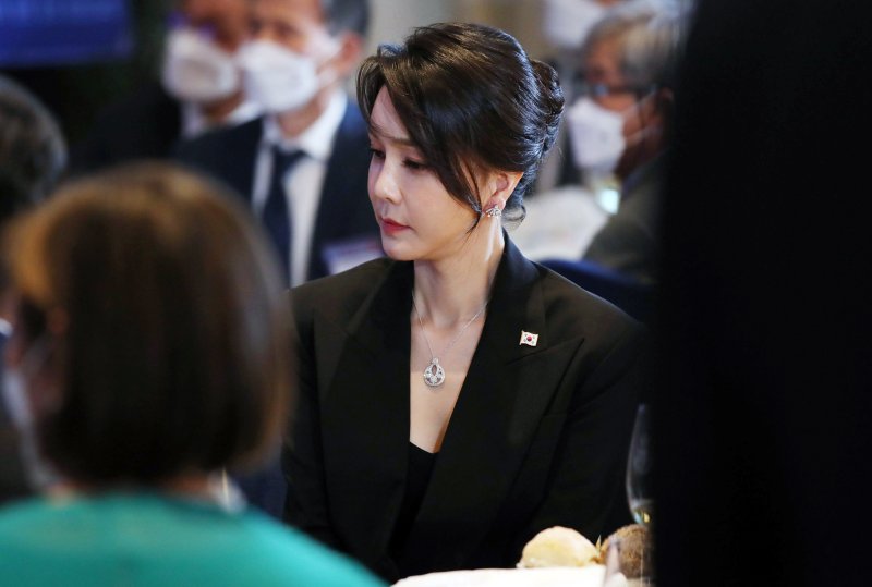 [서울=뉴시스] 전신 기자 = 김건희 특검팀(특별검사 민중기)은 서희건설이 김건희 여사가 지난 2022년 6월 해외 순방 당시 착용했다가 재산 신고 누락 논란이 불거졌던 '반 클리프 앤 아펠' 목걸이를 직접 구매해 김 여사에게 전달했다는 자수서를 받았다고 12일 밝혔다.사진은 지난 2022년 6월 29일(현지시간) 스페인 동포 초청 만찬간담회에 참석한 김 여사. 2025.11.30. photo1006@newsis.com