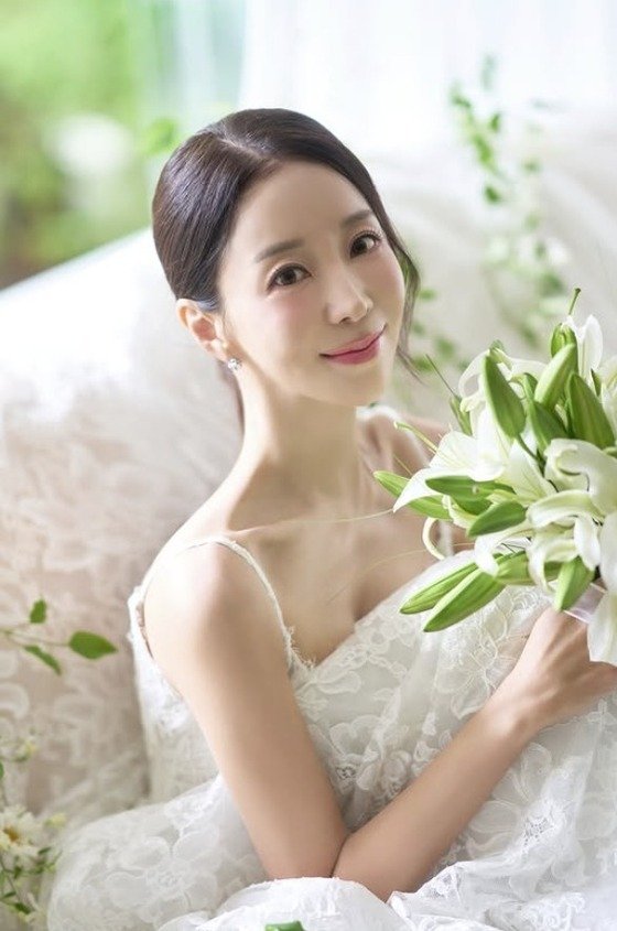 50대 윤정수, 장가 간다…'이미 혼인신고' 방송인 원진서와 결혼식 [N디데이]