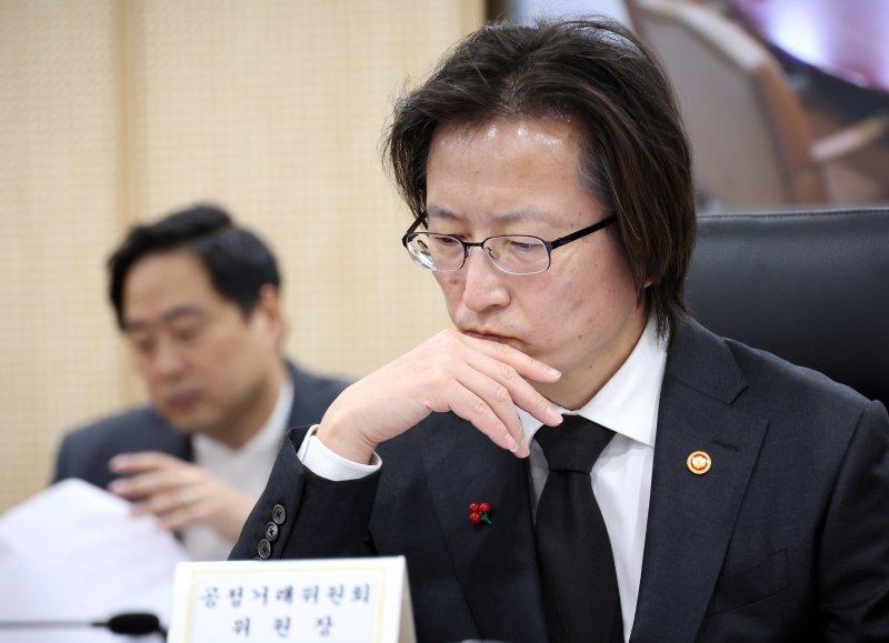 [세종=뉴시스] 강종민 기자 = 주병기 공정거래위원장이 26일 세종시 정부세종청사에서 열린 경제관계장관회의 겸 성장전략 TF회의에서 회의자료를 살펴보고 있다. 2025.11.26. ppkjm@newsis.com