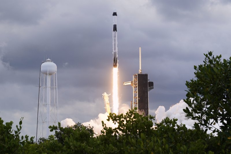 [플로리다=AP/뉴시스]미국과 일본, 러시아의 우주비행사가 탑승한 스페이스X 팰컨9 로켓이 1일(현지 시간) 미 플로리다에 있는 케네디우주센터에서 국제우주정거장(ISS)을 향해 이륙해 궤도에 진입했다. 2025.08.02.