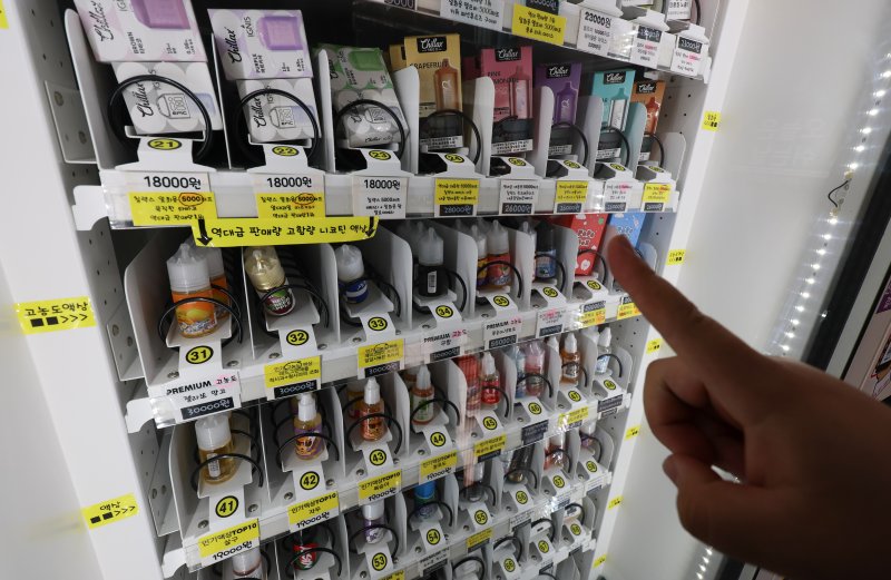 [서울=뉴시스] 김근수 기자 = 서울 시내의 한 전자담배 가게에서 액상 담배를 판매하고 있다. 2024.05.13. ks@newsis.com