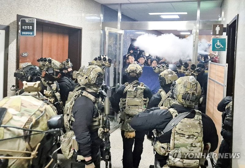 국회 본청 진입하는 계엄군 (출처=연합뉴스)