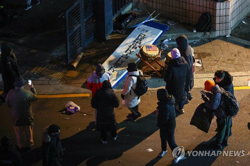 서부지법 현판 부순 윤석열 지지자들 (출처=연합뉴스)