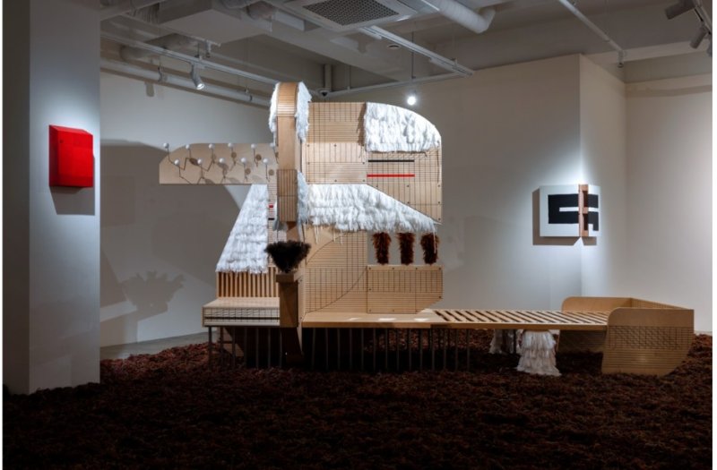 《사자는 사자정원에 없다》와 《낙원상가》의 개념을 결합해, 사회적 구조와 개인의 내면이 교차하는 무각형의 섬을 조형적으로 구현한 설치작품 *재판매 및 DB 금지