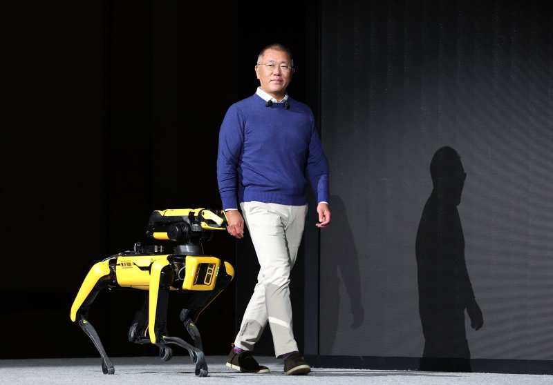 정의선 현대자동차그룹 회장이 2022년 1월 미국 네바다주 라스베이거스에서 열린 세계 최대 전자·가전·정보기술(IT) 전시회인 CES 2022에 참석해 보스턴 다이내믹스의 4족 보행 로봇 '스팟'과 함께 연단에 오르는 모습(자료사진). 2022.1.5/뉴스1 ⓒ News1 조태형 기자