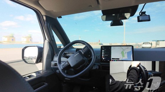 27일 제주도 일반 도로 위를 기아 PV5가 원격 운전 실증을 진행하는 모습. (자료사진. 현대차·기아 제공) 2025.11.27/뉴스1