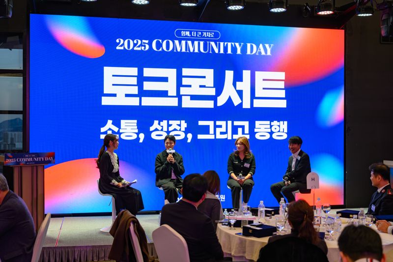 (왼쪽 둘째부터)김진석 석와치스 대표, 김민서 라운컴퍼니 대표, 김현우 진흥원 대표가 패널토론을 진행하고 있다.