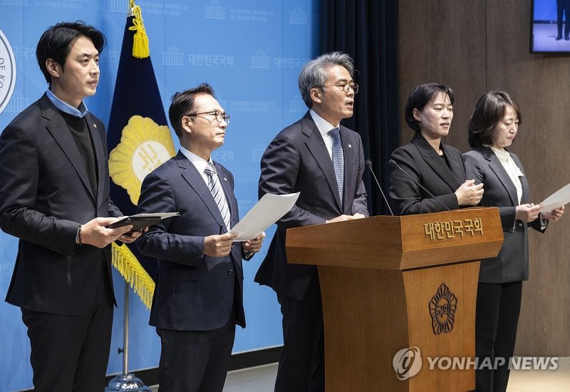 민주당 정치검찰기소특위, 이화영 지사 위증 공판 관련 검찰 규탄 회견 (출처=연합뉴스)