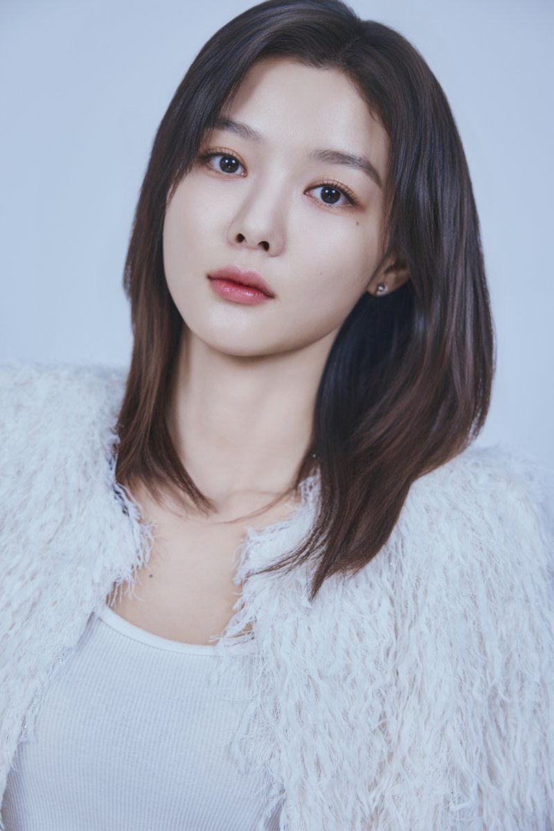 [인터뷰]"살아 움직이듯"…팜파탈 김유정 새얼굴