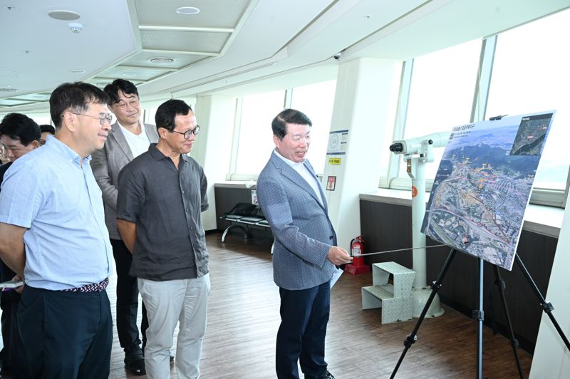 백경현 구리시장(왼쪽 네 번째)이 8월 23일 한강변 토평2공공주택지구 현장을 찾아 사업 당위성을 설명하고 있다. 구리시 제공