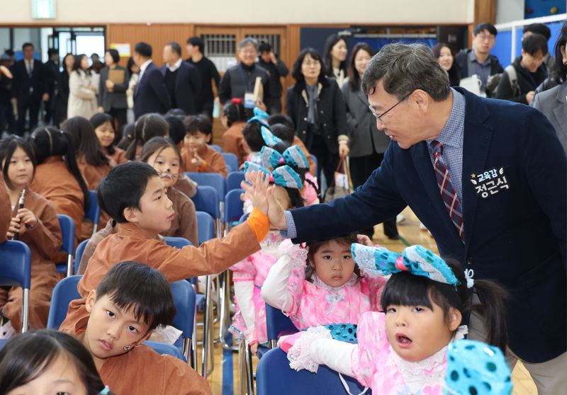 정근식 서울시교육감이 지난 11월 28일 제주 서귀포시 표선면 성읍초등학교에서 열린 '벨롱벨롱 꿈자랑 발표회'에 참석해 학생과 하이파이브를 하고 있다. 서울시교육청 제공