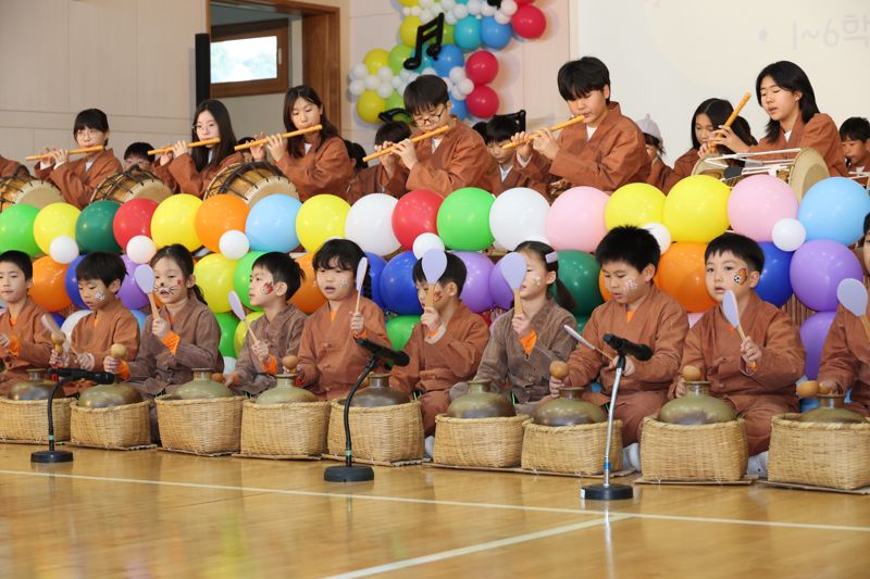 제주 서귀포시 표선면 성읍초등학교 전교생 58명이 지난 11월 28일 학교 체육관에서 '벨롱벨롱 꿈자랑 발표회'를 열고 전통음악을 연주하고 있다. 서울시교육청 제공