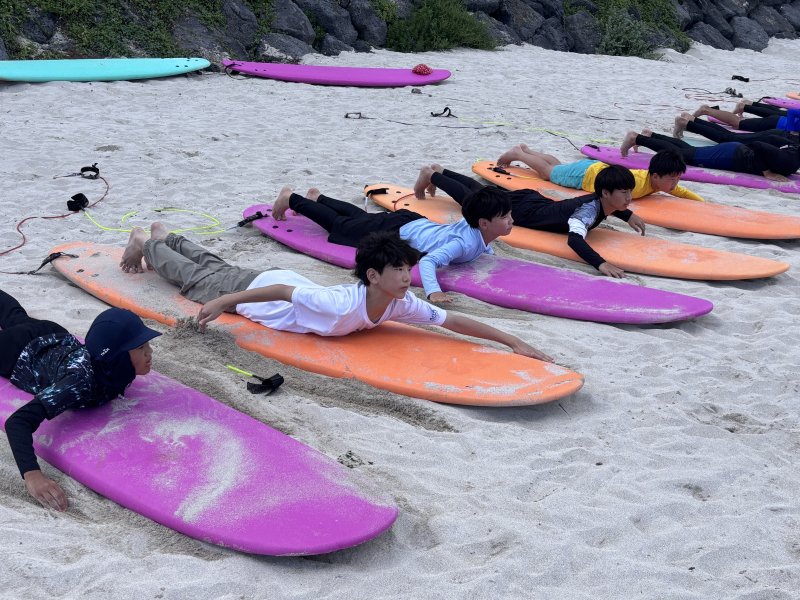 제주 평대초 아이들이 교과과정 중 서핑을 배우고 있는 모습.(평대초 제공)