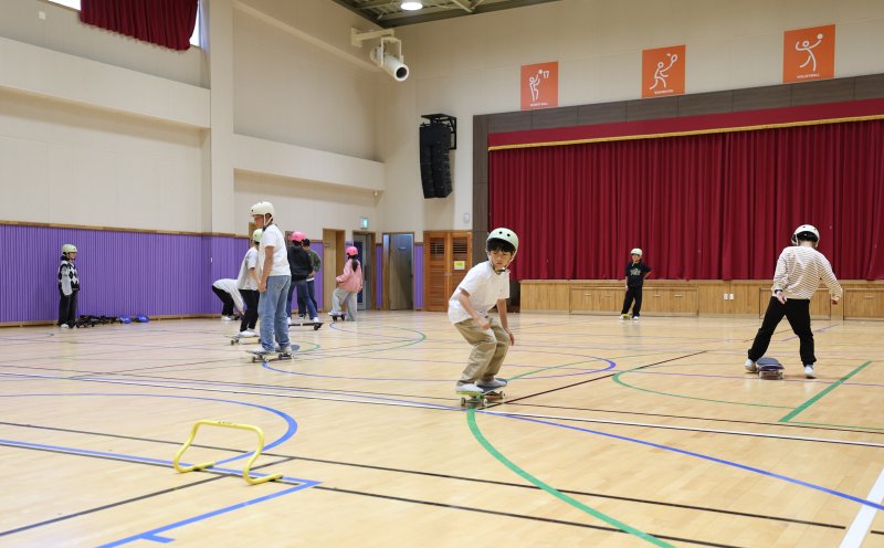 제주 평대초 학생들이 직접 보드를 타며 배우고 있는 모습.(서울시교육청 제공)