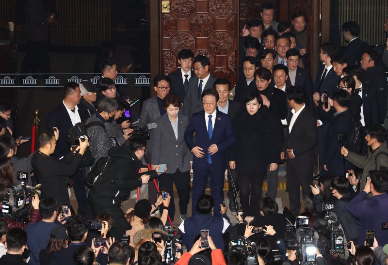 윤석열 대통령이 비상계엄령을 선포한 가운데 4일 새벽 서울 여의도 국회 로텐더홀에서 이재명 더불어민주당 대표 등 의원들이 비상계엄 해제 요구 결의안 통과 후 입장을 발표하기 위해 본회의장을 나오고 있다. 2024.12.4/뉴스1 ⓒ News1 김민지 기자