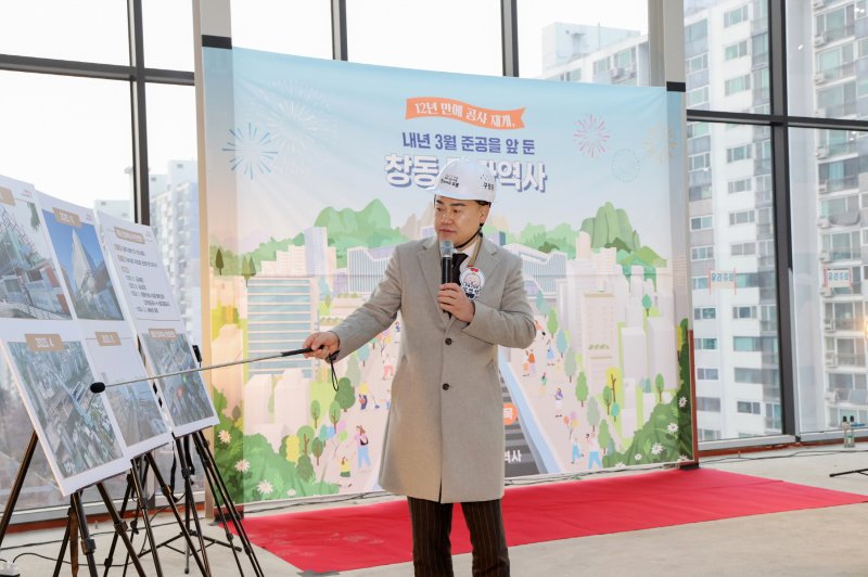 [서울=뉴시스] 창동권역 일대 개발 청사진에 대해 설명하고 있는 오언석 도봉구청장. 2025.11.30. (자료=도봉구 제공) *재판매 및 DB 금지