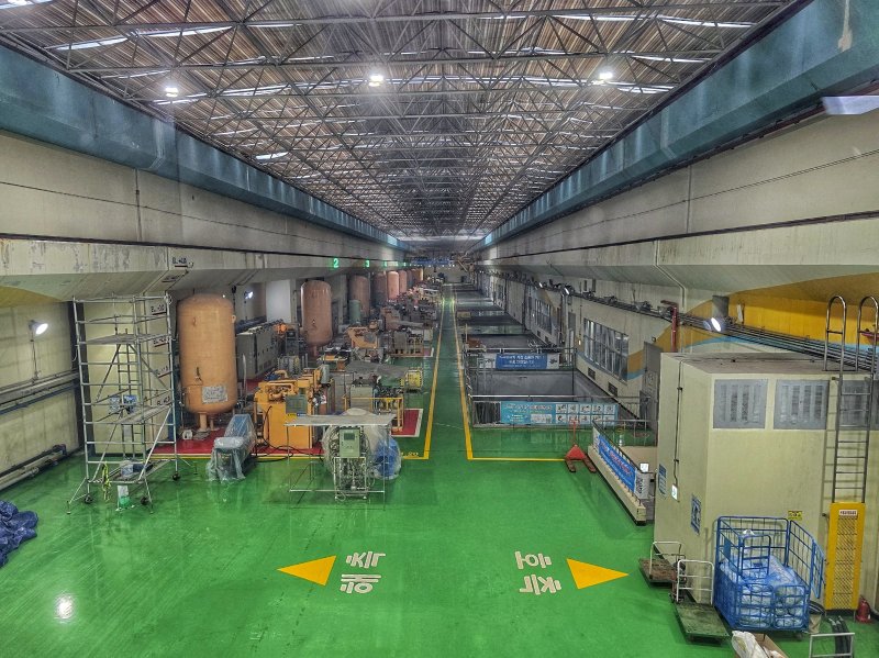 한국수자원공사 시화조력발전 내부 모습. 바다와 호수 중간에 설치돼 있는 만큼 바닥에 '해측'과 '호측'이 크게 작성돼 있다. 이 사이 지하에 터빈 발전기가 설치돼 있다. ⓒ 뉴스1 황덕현 기자