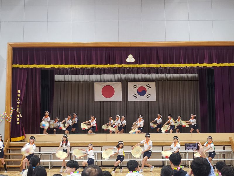지난 27일 일본 도쿄 세타가야구 마츠가오카 초등학교 강당에서 '청풍초-마츠가오카초 국제문화·예술교류' 행사가 열린 가운데 마츠가오카초 학생들이 일본 전통 춤인 '하나가사' 춤을 선보이고 있다. 사진=서혜진 도쿄특파원
